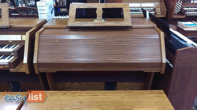 Viscount Canticus 270 Classical Organ ~ Now Sold ~ with a 27 flat radiating pedal board