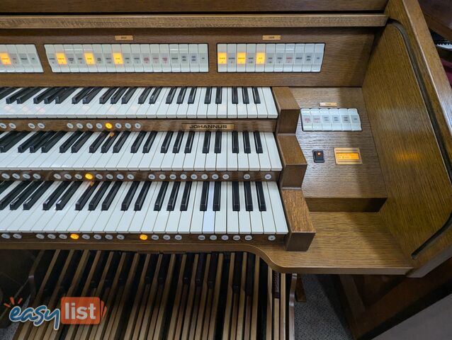 Johannus Opus 370 3 Manuals 32 Note AGO Digital Organ in Excellent Condition