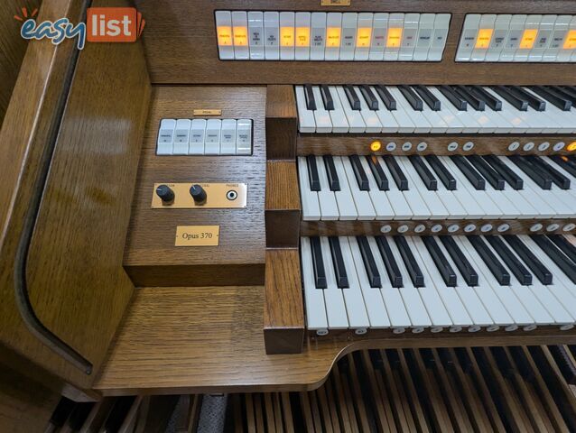 Johannus Opus 370 3 Manuals 32 Note AGO Digital Organ in Excellent Condition