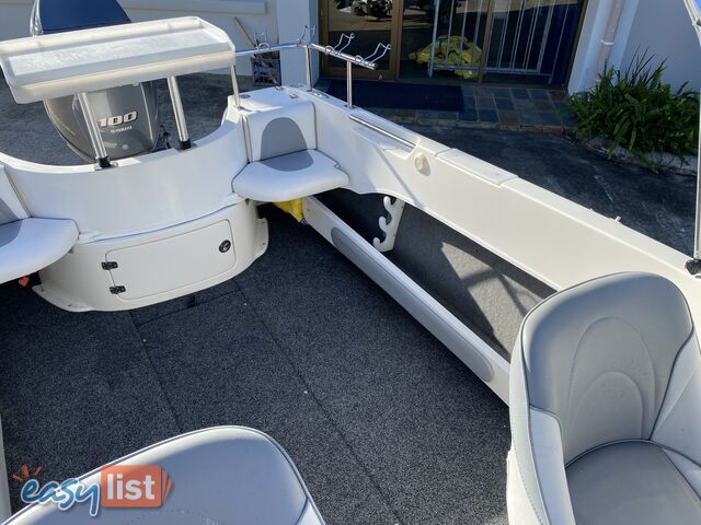 2016 Streaker Navigator 5250 powered by a 100hp Yamaha four stroke