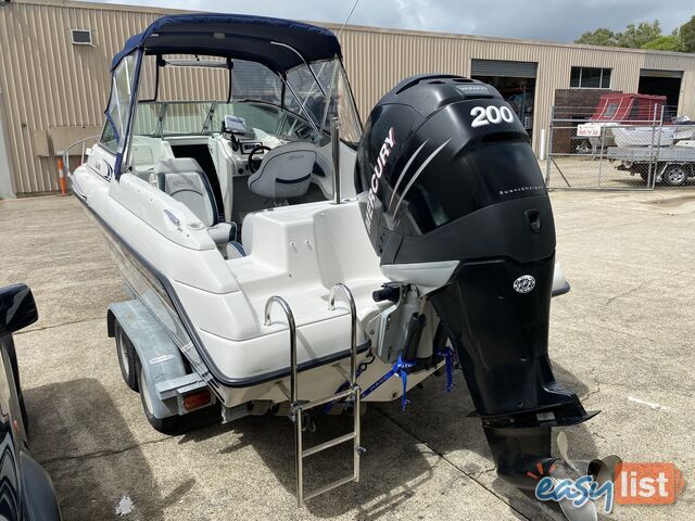 2004 Huntsman 6000 Series Half Cabin