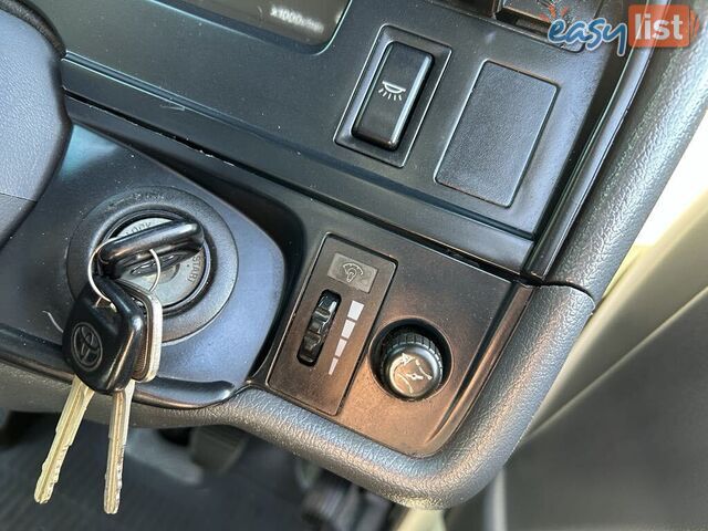 2002 Toyota Hiace LH184R COMMUTER 3.0 Litre Diesel 14 Seater People Mover 5 Speed Manual