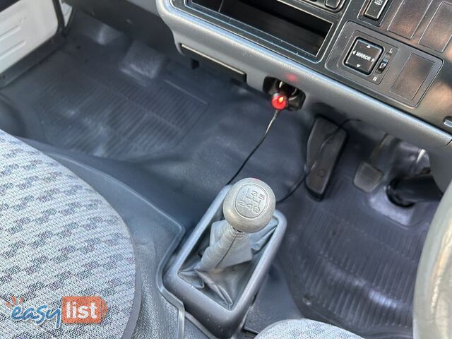 2002 Toyota Hiace LH184R COMMUTER 3.0 Litre Diesel 14 Seater People Mover 5 Speed Manual