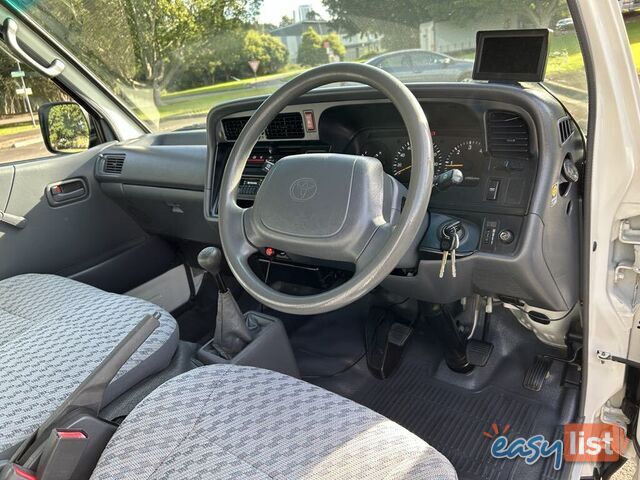 2002 Toyota Hiace LH184R COMMUTER 3.0 Litre Diesel 14 Seater People Mover 5 Speed Manual