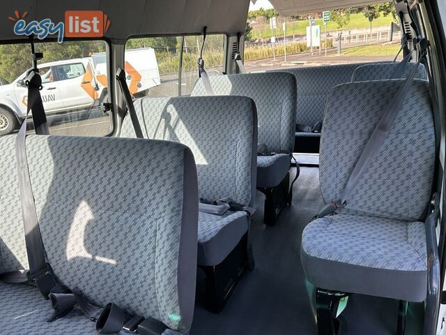 2002 Toyota Hiace LH184R COMMUTER 3.0 Litre Diesel 14 Seater People Mover 5 Speed Manual