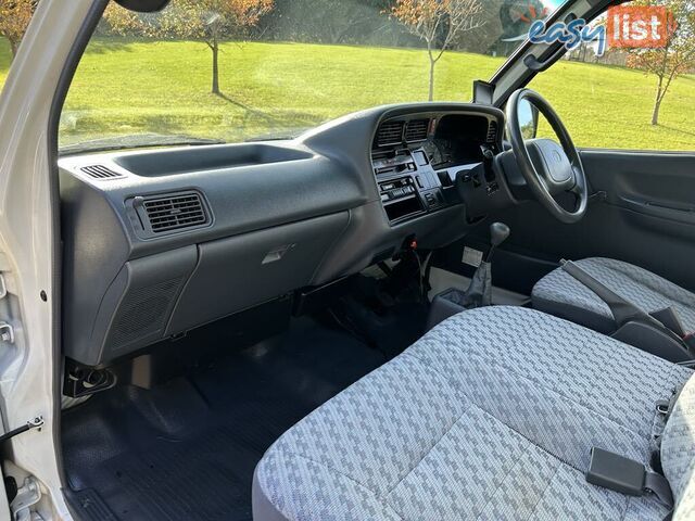 2002 Toyota Hiace LH184R COMMUTER 3.0 Litre Diesel 14 Seater People Mover 5 Speed Manual