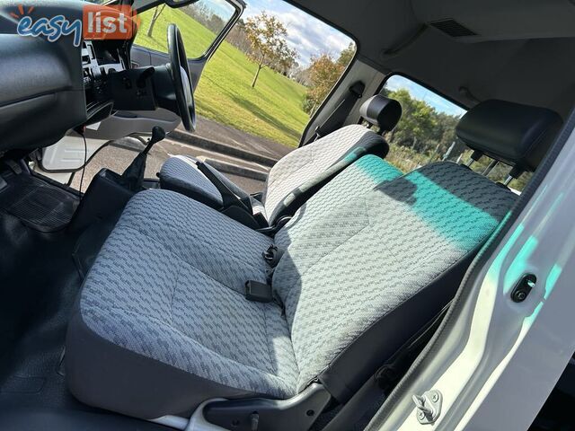 2002 Toyota Hiace LH184R COMMUTER 3.0 Litre Diesel 14 Seater People Mover 5 Speed Manual