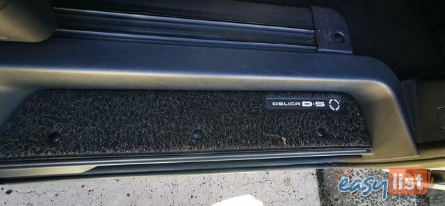 2010 MITSUBISHI DELICA D:5  -
