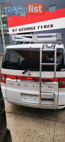 2010 MITSUBISHI DELICA D:5  -